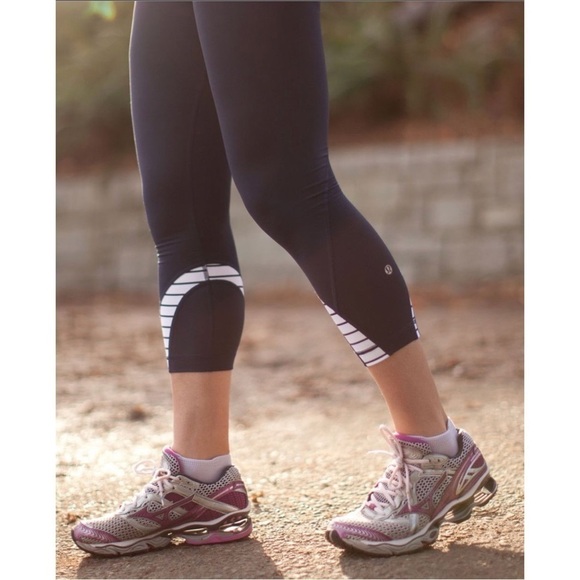 LULULEMON Run: Inspire Crop II Deep Indigo / Wide Bold Stripe Leggings Size 4 - Picture 4 of 15